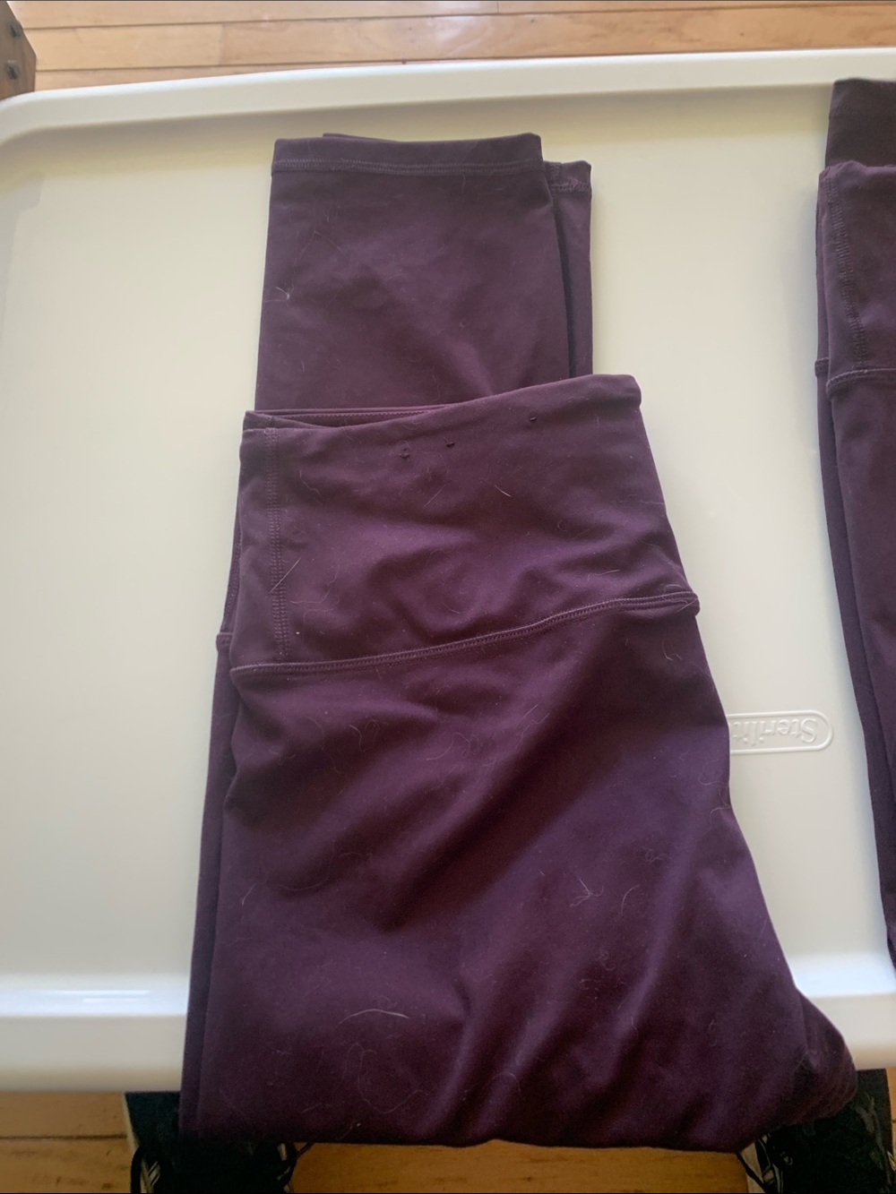 Hyba deep maroon leggings size large 
Like new